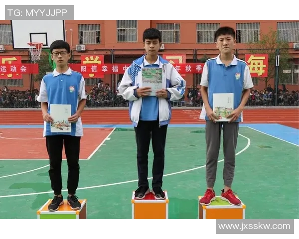 足球明星卡罐装图片展现运动魅力与青春活力的完美结合 足球明星卡罐装图片展现运动魅力与青春活力的完美结合