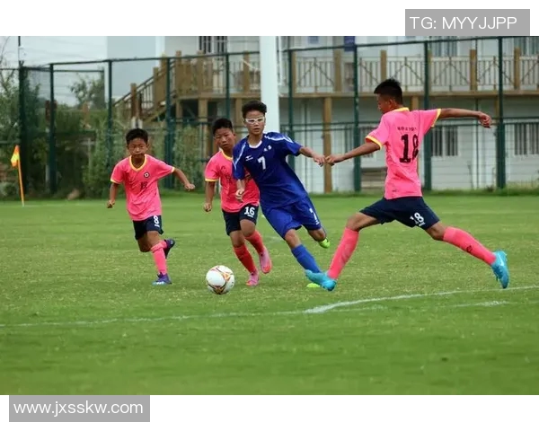 足球明星空翻庆祝动作引发热议展现运动激情与技巧的完美结合