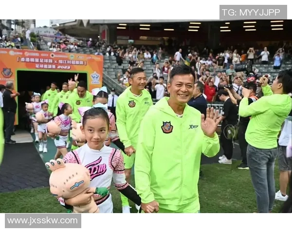 香港足球明星队开场音乐盛典引领激情时刻点燃全场热情