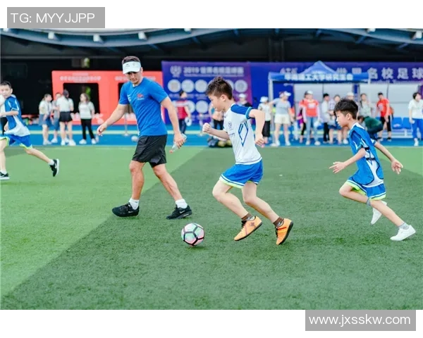 小孩因观看足球明星被驱赶事件引发社会关注与讨论