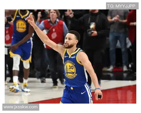 库里与足球明星粉丝的热情互动揭示了运动跨界的魅力与影响力 库里与足球明星粉丝的热情互动揭示了运动跨界的魅力与影响力