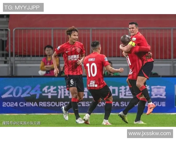 红衣足球明星风采展现精彩瞬间的照片集锦与背后的故事 红衣足球明星风采展现精彩瞬间的照片集锦与背后的故事